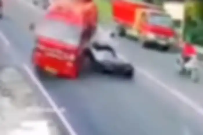 Tangkapan layar video angkutan umum Prona menabrak motor di Salatiga(Tangkap layar Instagram @andreli_48)