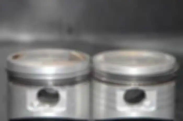 Piston Honda Vario 110 (kiri) permukaan lebih jenong dibandingkan piston BeAT (kanan) yang cekung