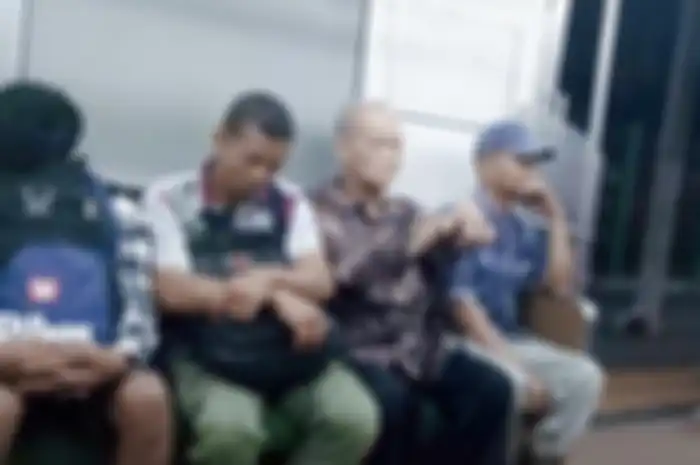 Buya Syafii Maarif berani pasang badan demi membela Ahok. Foto tokoh Muhammadiyah duduk sendiri di KRl ramai dibahas.