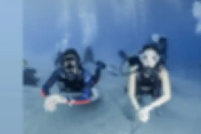 Pantas Gisel rela jalani hobi diving, ternyata janda Gading Marten ini sekaligus jualan barang ini. Foto ibunda Gempi di atas kapal buktinya. 