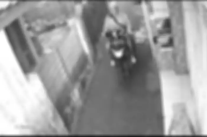 Seorang cewek di Garut terekam kamera CCTV saat menjalankan aksinya mencuri sebuah motor di rumah warga. 