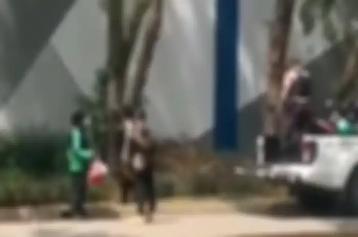 Motor driver ojol diangkut security lippo cikarang setelah memesan makanan.