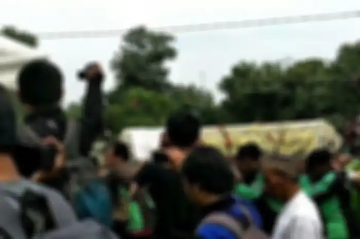 Ratusan pengojek online mengantar jenazah artis senior Laila Sari ke pemakaman