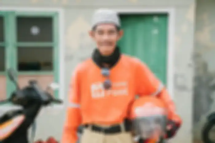 Seorang driver ojol yang tetap semangat bekerja meski usia tak muda lagi.