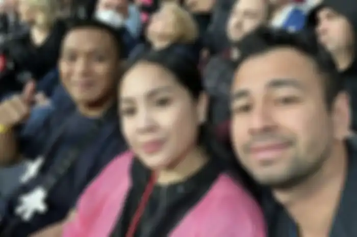 Nagita Slavina senang diajak nonton final UCL di Paris. Sayangnya, dia pulang dengan kondisi tegang. Foto wajah Raffi Ahmad jadi sorotan.
