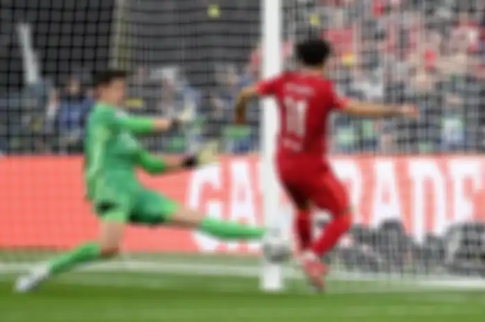 Aksi Thibaut Courtois lawan tendangan Salah