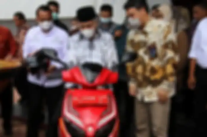 Penerimaan Motor Listrik Secara Simbolis oleh Gubernur Aceh, Nova Iriansyah