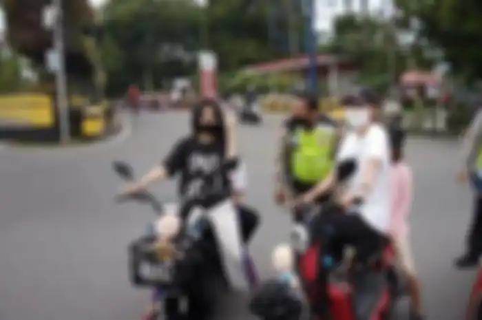 Edukasi Lapangan Kepada Pengendara Motor Listrik di Banjarmasin
