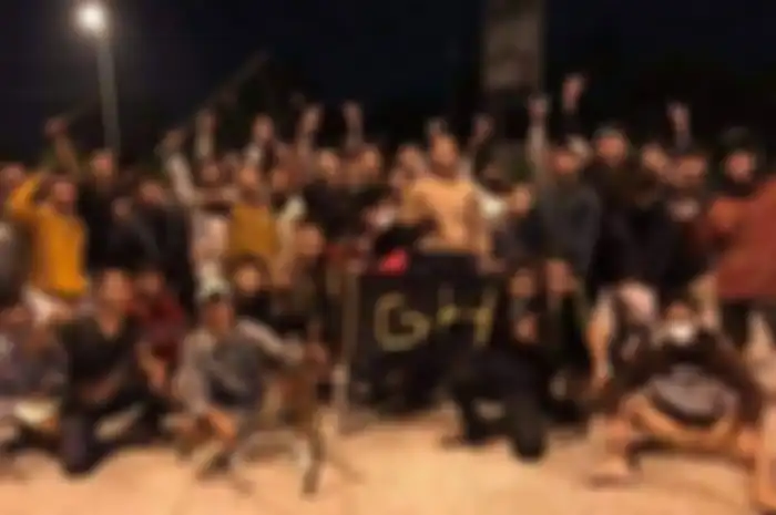 Foto Geng Motor Garuda Hitam Pamerkan Senjata Tajam Tersebar 