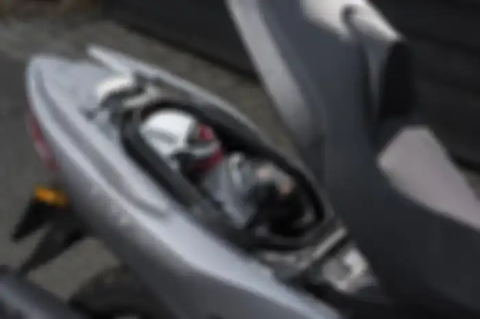 Bagasi motor matic baru Suzuki Burgman 400 muat 2 helm