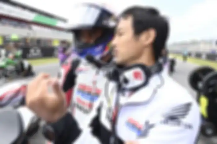 Pembalap Indonesia Mario Aji (kiri) bersama manajer tim Hiroshi Aoyama siap tampil jos di MotoGP Catalunya 2022 kelas Moto3