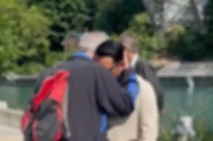 Ridwan Kamil Gubernur Jawa Barat dipeluk warga Bern Heinrich saat pencarian Emmeril Khan Mumtaz di Sungai Aare, Bern, Swiss.