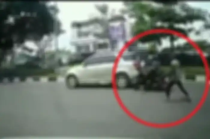  Kena tendangan maut dari tukang parkir, dua jambret naik motor jatuh saat coba kabur.