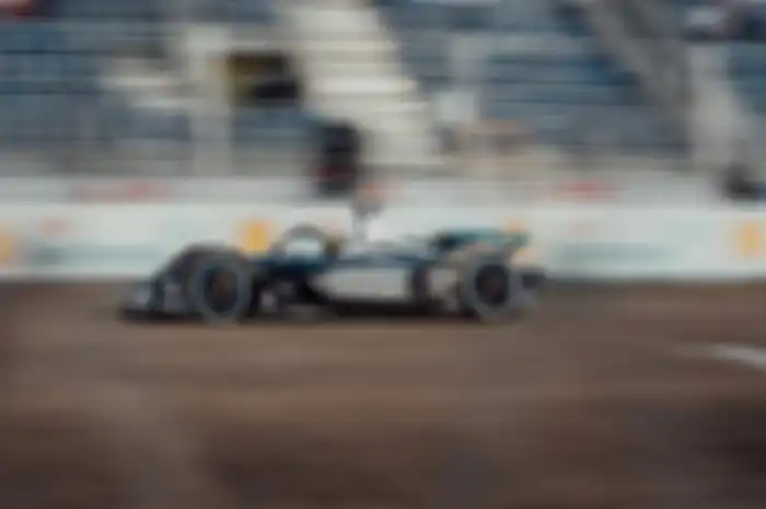 Foto ilustrasi. Adu top speed mobil Formula E dan motor MotoGP, bikin kaget.