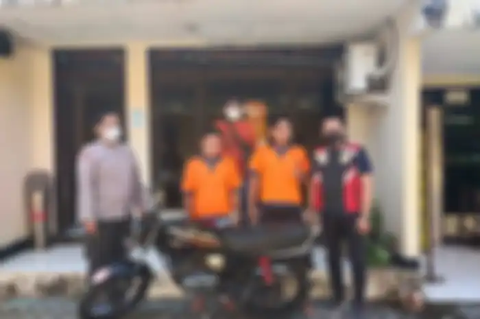 Andrian (25) dan Najib (20), warga Kecamatan Tongas, Probolinggo, Jawa Timur ditangkap aparat kepolisian.