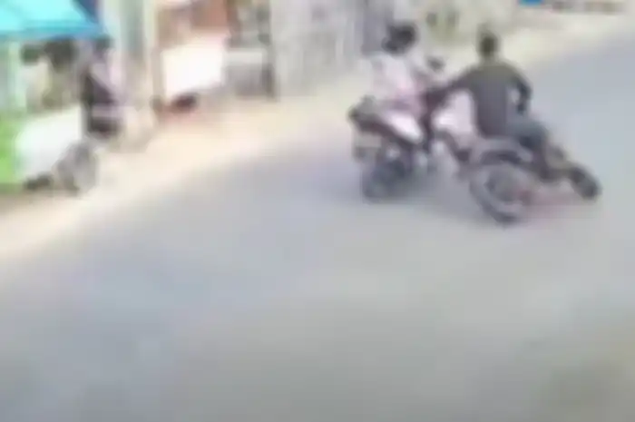 Begal motor nekat beraksi siang hari, seorang guru kehilangan Honda PCX 150 yang dibawa pelaku begal di Indramayu.