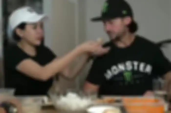 So sweet, Nikita Mirzani dan pacarnya John Hopkins makin mesra, sampai disuapin makanan.