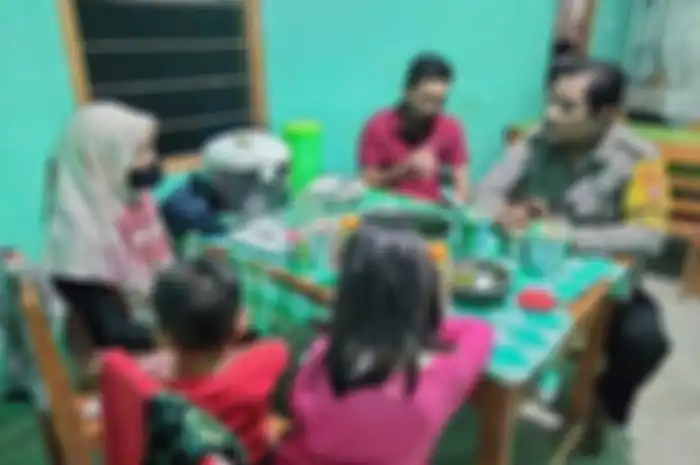Tiga bocah rela naik ojek online dari Semarang demi seorang pria yang baru dikenal di Facebook. 