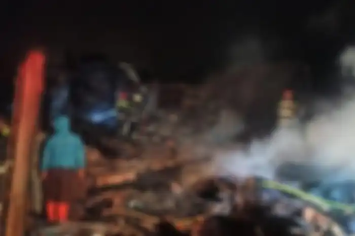 Diduga gara-gara pemilik rumah servis motor matic, 3 rumah di Kabupaten Bandung, Jawa Barat ludes terbakar.