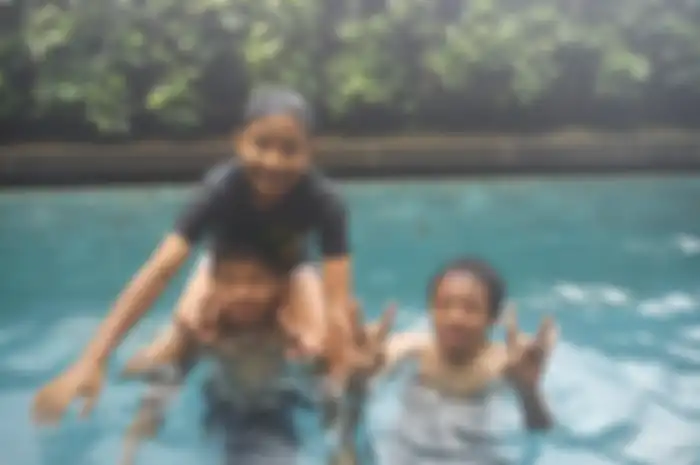 Eril menuliskan alasannya tergila-gila pada hobi berenang. Anak Ridwan Kamil ini mengunggah foto liburan bersama teman santrinya. 