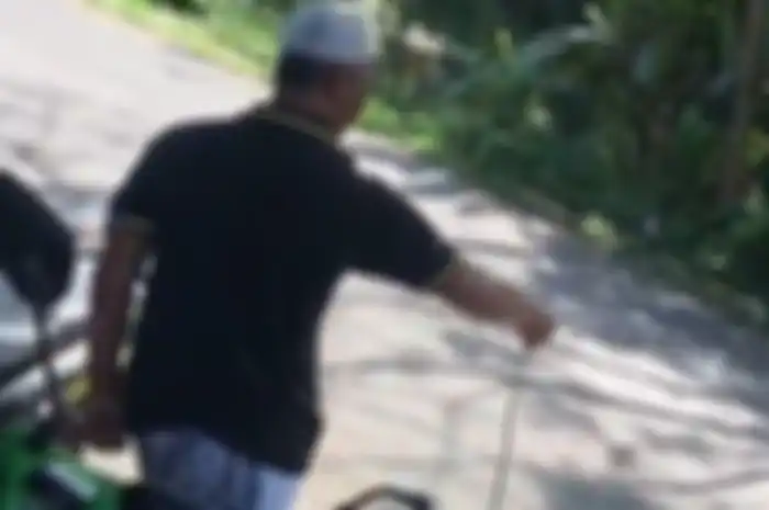 Warga Amankan Seekor Ular Dari Motor Warga Kuningan, Jawa Barat