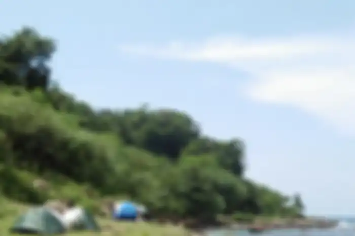 Ilustrasi camping di tepi pantai. Enggak punya tiket Vespa Wolrd Days 2022 tapi masih ngotot touring ke Bali, tenang bikers masih bisa camping di sini.