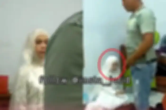 Istri sah pergoki suaminya menikah lagi dengan wanita lain.