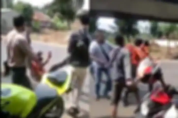 Viral video debt collector ribut saat tarik paksa motor sampai banting badan pria berbaju ormas di Purwakarta, Jawa Barat.