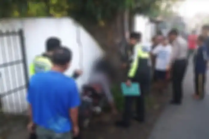 Bikin geger, seorang pemuda tewas di atas motor Suzuki Satria F-150 dekat makam, kepalanya terjepit pohon.