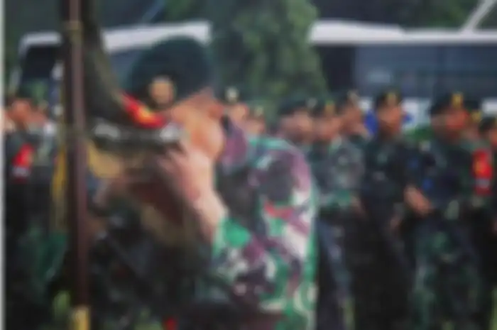Prajurit Yonif Raider 321 Kostrad cium bendera perang
