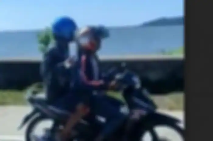 Akibat gempa Mamuju, seorang pasien RS kabur naik motor sambil memegang botol infus.