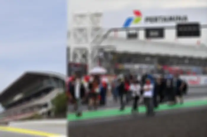Perangkat penghitung lap di sirkuit MotoGP Barcelona-Catalunya berupa menara (kiri) jadi faktor Aleix Espargaro salah hitung lap, tiang lampu start sirkuit MotoGP Mandalika Lombok (kanan) lebih mudah dlihat 