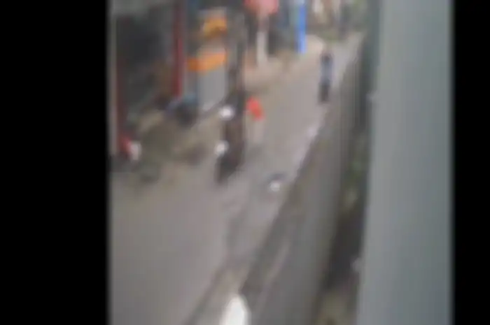 tangkapan layar rekaman cctv anak laki-laki mengejar pelaku penjambretan hp
