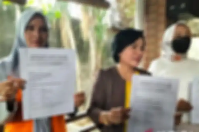 Ibu dari anggota TNI Sertu Marctyan Bayu Pratama membongkar penyebab anaknya tewas gegara ulah senior di Timika, Papua. 