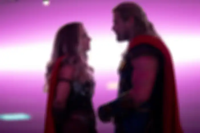 Natalie Portman (Jane Foster) and Chris Hemsworth (Thor) dalam Thor: Love and Thunder (2022).