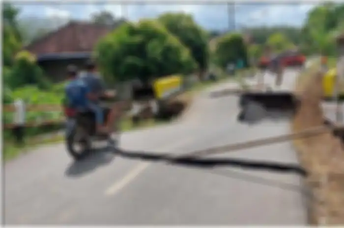 Pengandara Motor Masih Lintasi Jembatan Ambruk di Sumatera Selatan
