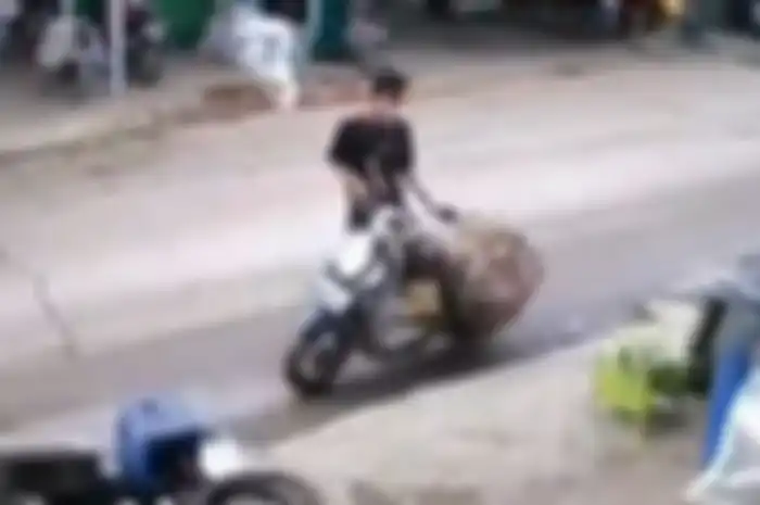 Kasus pencurian sepeda motor milik kurir ekspedisi terjadi di Jalan Tambun Permata, Desa Pusaka Rakyat, Kecamatan Tarumajaya, Kabupaten Bekasi