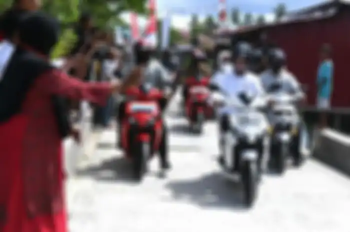 Presiden RI dan Ibu Negara berboncengan mengendarai motor listrik Gesits di Wakatobi.