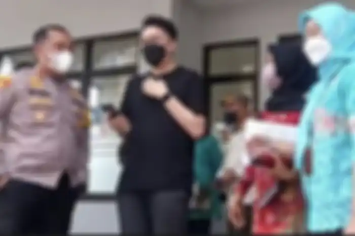 Pemilik restoran nasi Padang babi sudah bikin orang Minang murka. Foto tampangnya disebarkan usai diperiksa polisi. 