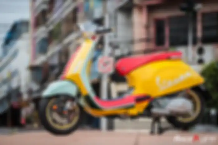 Modifikasi Vespa Sprint pede pakai livery Sean Wotherspoon, kaki-kaki hedon bikin salfok nih!