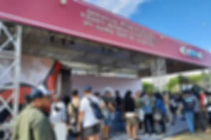Pengunjung rela antri panjang demi merchandise Vespa World Days 2022 Bali, bisa jadi barang koleksi awas kehabisan.