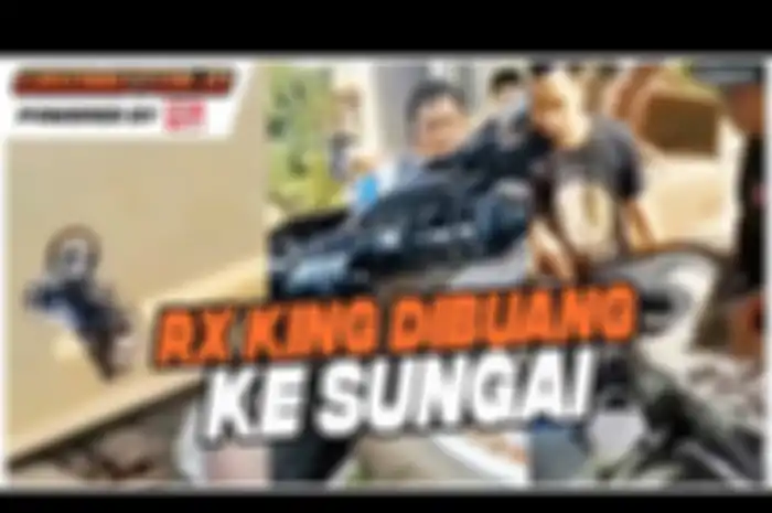 Beredar video sekelompok orang membuang satu unit motor Yamaha RX King ke sungai.
