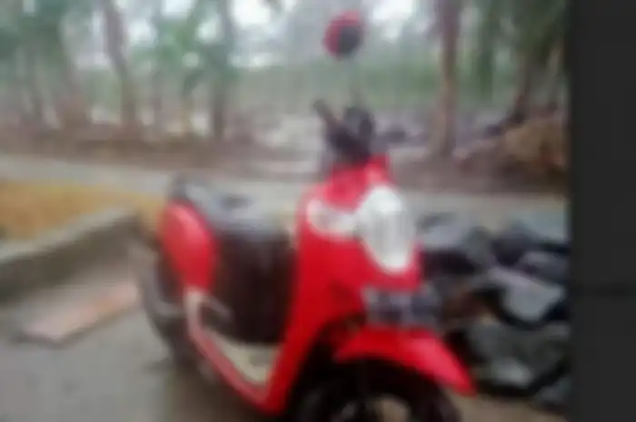 Ditinggal ibadah sholat sebentar, sebuah Honda Scoopy malah hilang dibawa kabur maling.