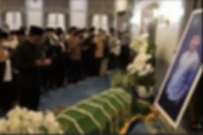 Habib Usman suami Kartika Putri memimpin doa buat jenazah Eril. Foto Ridwan Kamil jadi imam salat jenazah Eril bikin nyesek.