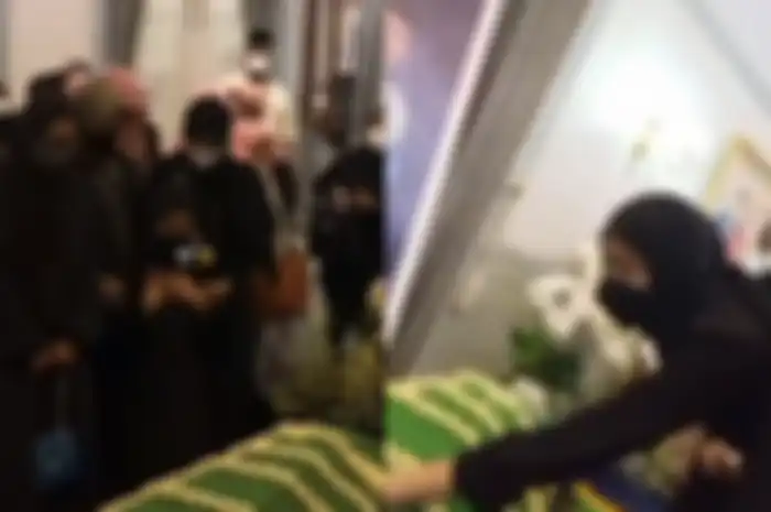 Nabila Ishma tampak sedih hingga ajak ngobrol saat lihat peti jenazah anak Ridwan Kamil 