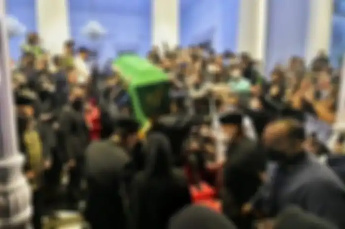 Jenazah Emmeril Kahn Mumtadz atau akrab disapa Eril dimakamkan hari ini, hanya yang berstiker yang bisa masuk pemakaman.