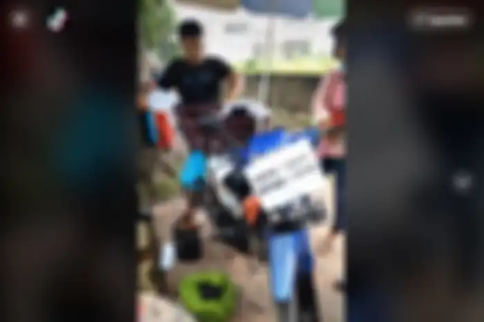 Viral di media sosial seorang lelaki yang berinisiatif menjadi tukang fotokopi keliling menggunakan motor.