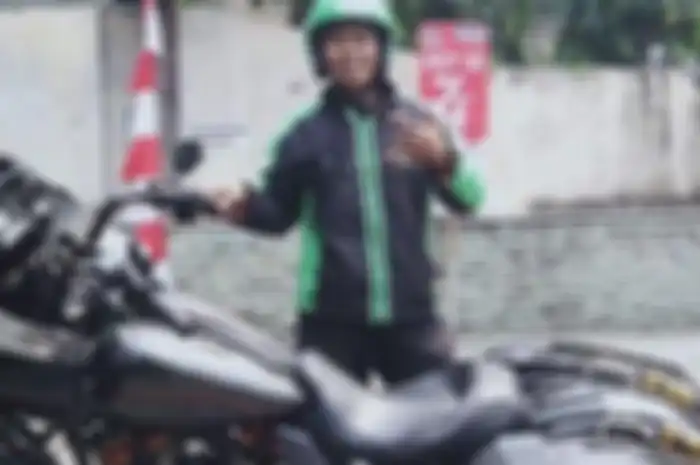 Ilustrasi driver ojol naik Harley-Davidson Road Glide