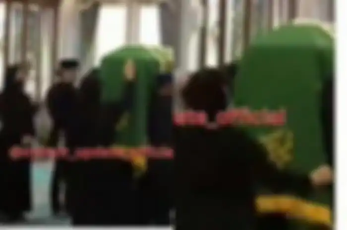 Atalia rapikan penutup jenazah Eril