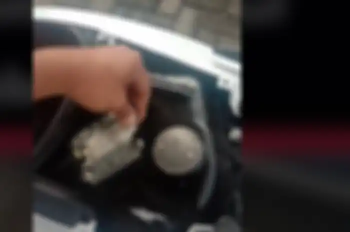 Hanya melepas soket kabel ini maling motor nyembah-nyembah
